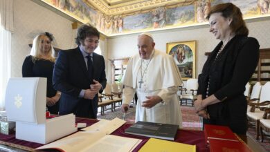 Photo of Cuáles son los regalos que Milei y el papa Francisco intercambiaron durante la audiencia privada