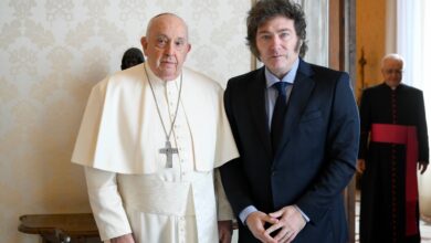 Photo of Milei pone en riesgo su acercamiento personal con el Papa Francisco si el ajuste económico aumenta la pobreza