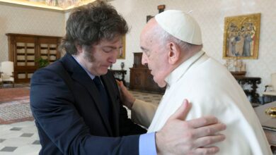 Photo of El papa Francisco, del abrazo indulgente con Javier Milei a un mensaje crítico