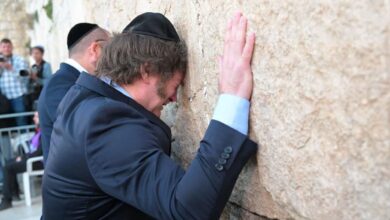 Photo of Javier Milei lloró en el Muro de los Lamentos y luego se reunió con el presidente Herzog para ratificar su condena a Hamas