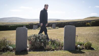 Photo of David Cameron viajó a las Islas Malvinas y afirmó: “Espero que quieran ser británicas por mucho tiempo, posiblemente para siempre”