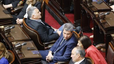 Photo of El lado B de la Asamblea Legislativa: peronistas de espaldas y escuchando música y una barra que “hinchó” por Milei 90 minutos