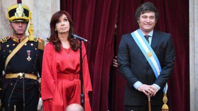 Photo of Siguen los cruces entre Milei y Cristina Kirchner por el aumento de sueldos: “Quiero pensar que usted lee lo que firma”