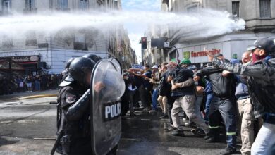 Photo of Incidentes en la marcha piquetera: la Policía desalojó la 9 de Julio y detuvo a 11 manifestantes