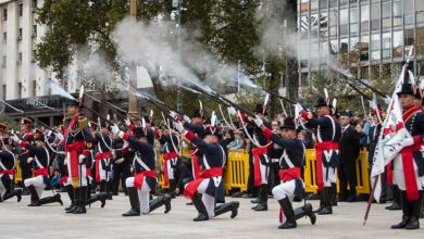 Photo of 65 fotos del primer cambio de guardia conjunto de los regimientos Granaderos, Patricios e Iriarte en Plaza de Mayo