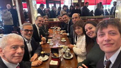 Photo of Cambios en el Gobierno: Francos tuvo una reunión informal con los ministros en un bar frente a Plaza de Mayo