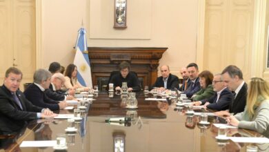 Photo of Pettovello no estuvo en la reunión de Gabinete y Milei bajó con sus ministros a saludar a un grupo de chicos