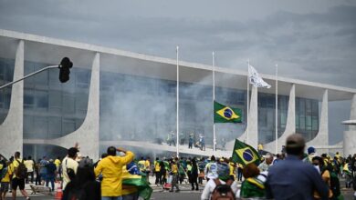 Photo of La policía brasileña investiga si 65 personas se fugaron a la Argentina tras participar del asalto a Brasilia en 2023