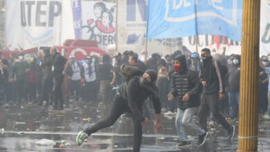 Photo of Más disturbios y tensión en el Congreso: manifestantes arrojaron piedras y bombas molotov contra la policía