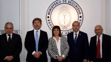 Photo of Bullrich y Mahiques firmaron un convenio para el uso del sistema federal de comunicaciones policiales