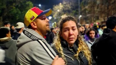 Photo of Miles de personas frente a la Embajada de Venezuela respaldaron a González Urrutia y denunciaron “fraude” en las elecciones