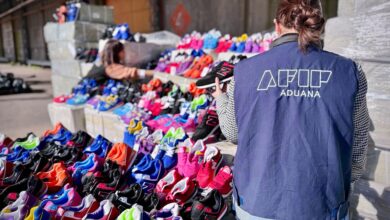 Photo of Zapatillas, camisetas, camperas: la Aduana donará al Ministerio de Capital Humano más de 6 toneladas de indumentaria secuestrada