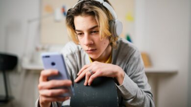 Photo of Los padres piensan que las redes sociales y la tecnología son el mayor enemigo de los niños en edad escolar, según una encuesta