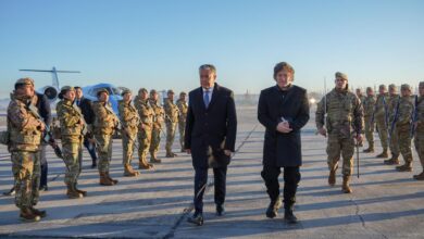 Photo of El presidente Javier Milei ya está en Neuquén: lo recibió el gobernador y en minutos visitará Vaca Muerta