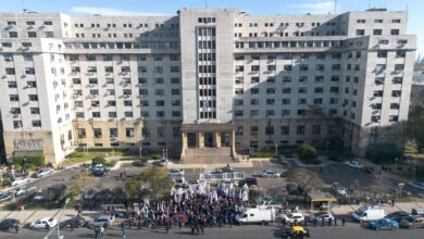 Photo of Escasa convocatoria de Cristina Kirchner en Comodoro Py: la acompañaron varios dirigentes políticos, pero muy poca militancia