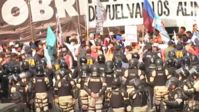 Photo of Protesta piquetera en Avellaneda: intentaron cortar el Puente Pueyrredón y hubo tensión con la policía