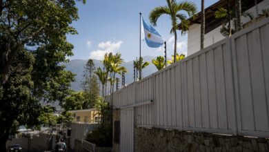 Photo of Tensión en Caracas: Argentina advirtió a Venezuela por cualquier intento de intromisión en su Embajada