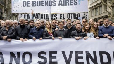 Photo of Kicillof se rodeó de sus ministros políticos e intendentes cercanos para marchar contra el veto de Milei