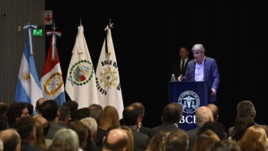 Photo of En la previa de la negociación con el FMI, Caputo acompaña a Milei en Wall Street para defender el plan económico