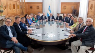 Photo of Sin la presencia de Milei, Francos y Sturzenegger recibieron a un grupo de diputados nacionales en Casa Rosada