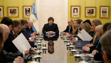 Photo of Gestiones urgentes del Gobierno con los aliados para capear la fragilidad de su armado político y negociaciones cruzadas con un peronismo estallado