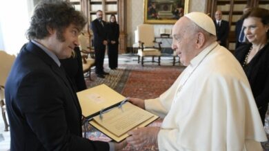 Photo of Rechazo en Roma: repudio de argentinos en Italia ante la visita de Milei al funeral del Papa Francisco