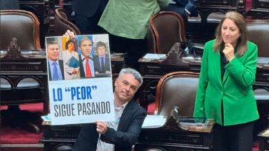 Photo of Esteban Paulón criticó al Gobierno con un cartel en el Congreso: “Lo peor sigue pasando”