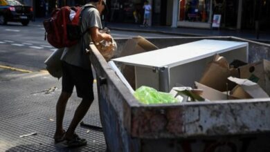 Photo of La pobreza cayó al 31,6% en el primer semestre, según el INDEC